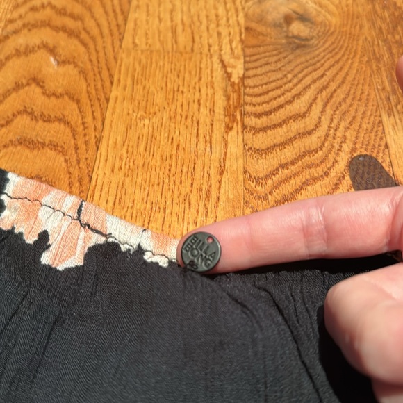 Billabong 100% rayon black and floral flowy tee size small - Picture 4 of 4